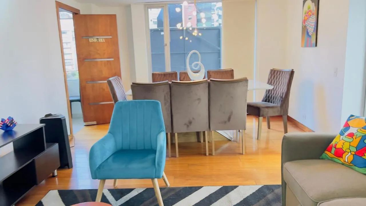 Departamento De Lujo 3 Dormitorios, 5 Camas, 1 Sofa Cama, 11 Personas, Con Terraza Abierta, Wiffi Y Parking Free Quito 0*,  Ecuador
