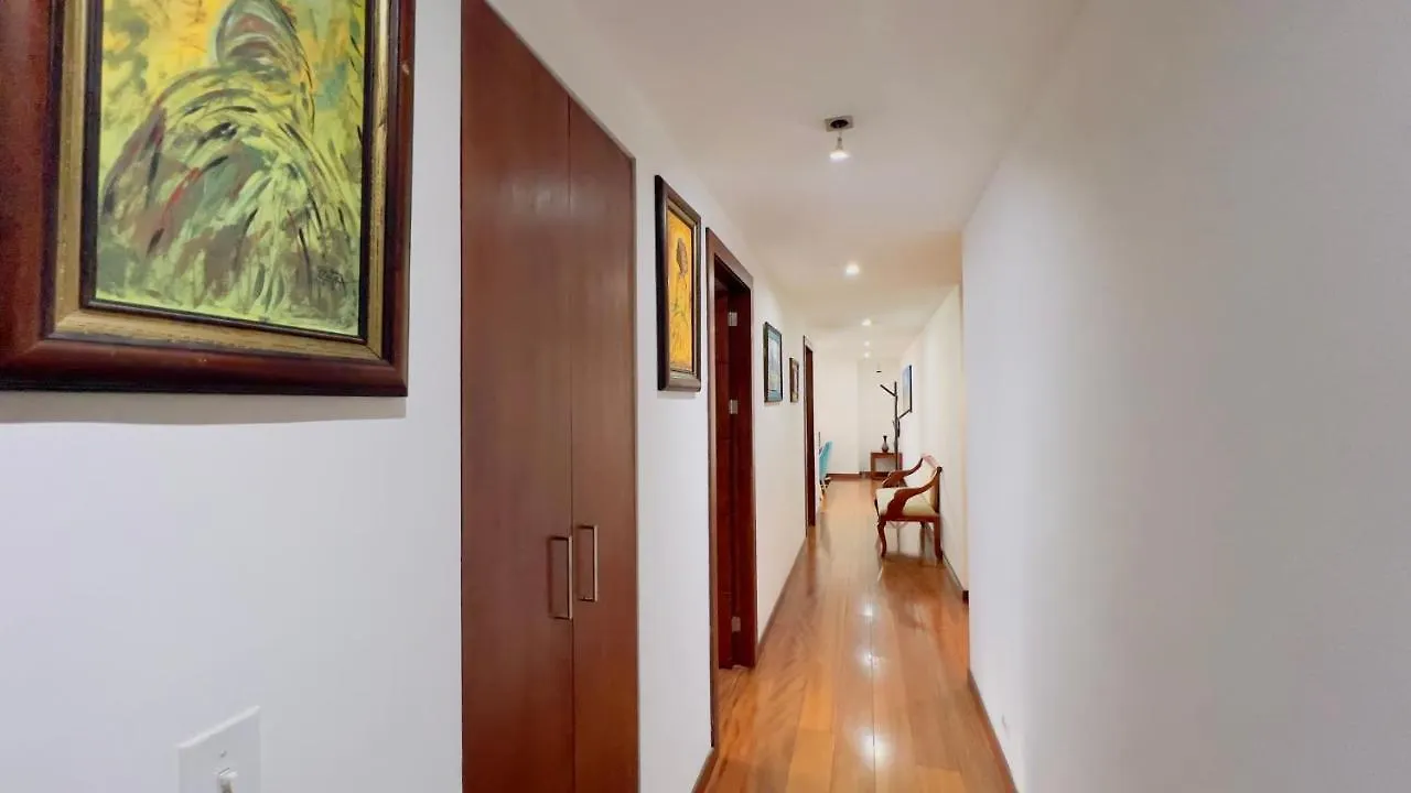 Departamento De Lujo 3 Dormitorios, 5 Camas, 1 Sofa Cama, 11 Personas, Con Terraza Abierta, Wiffi Y Parking Free Quito 0*,