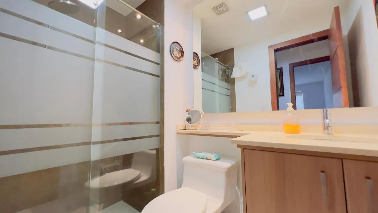 Departamento De Lujo 3 Dormitorios, 5 Camas, 1 Sofa Cama, 11 Personas, Con Terraza Abierta, Wiffi Y Parking Free Quito 0*,
