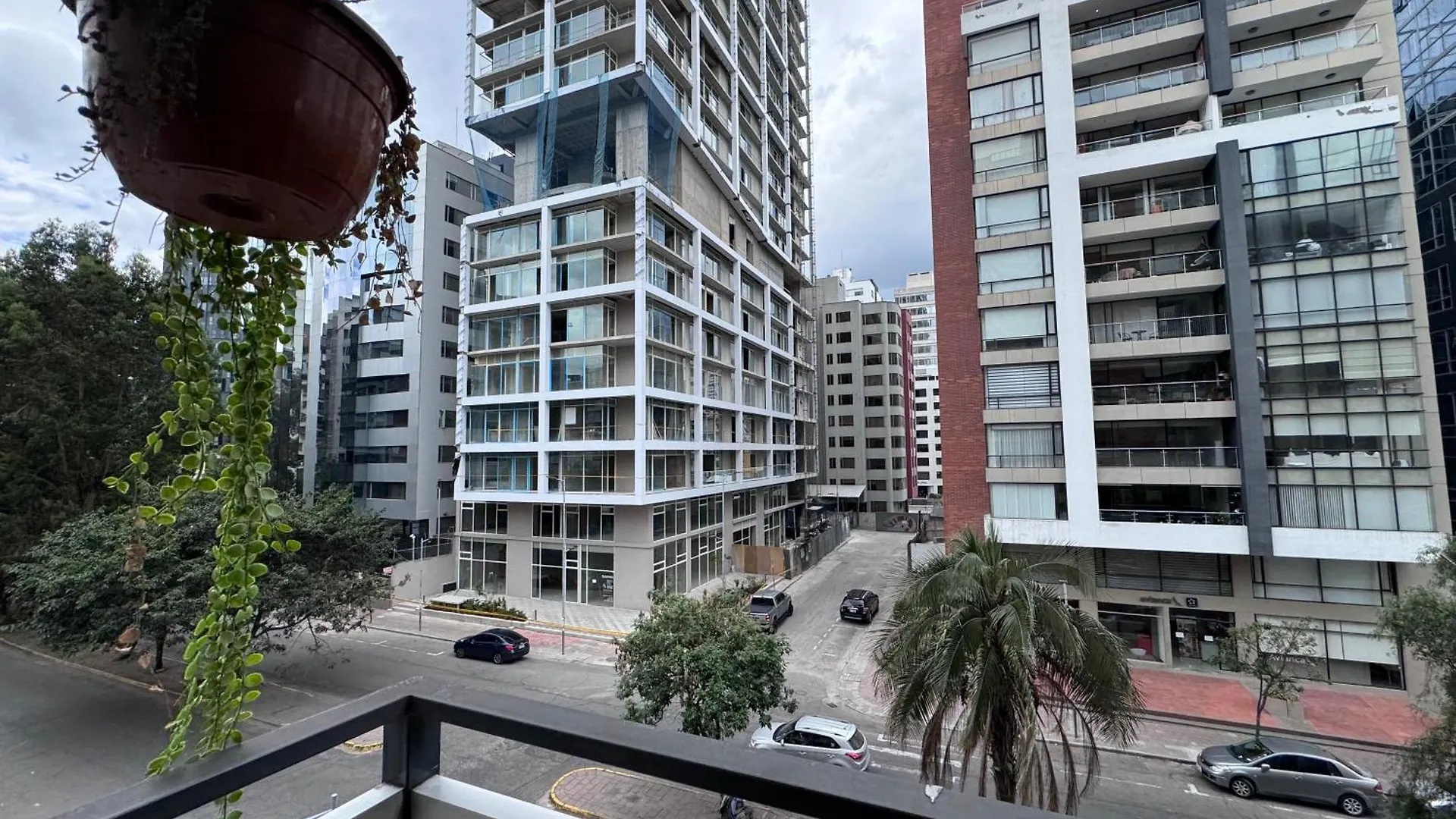 Departamento De Lujo 3 Dormitorios, 5 Camas, 1 Sofa Cama, 11 Personas, Con Terraza Abierta, Wiffi Y Parking Free Quito