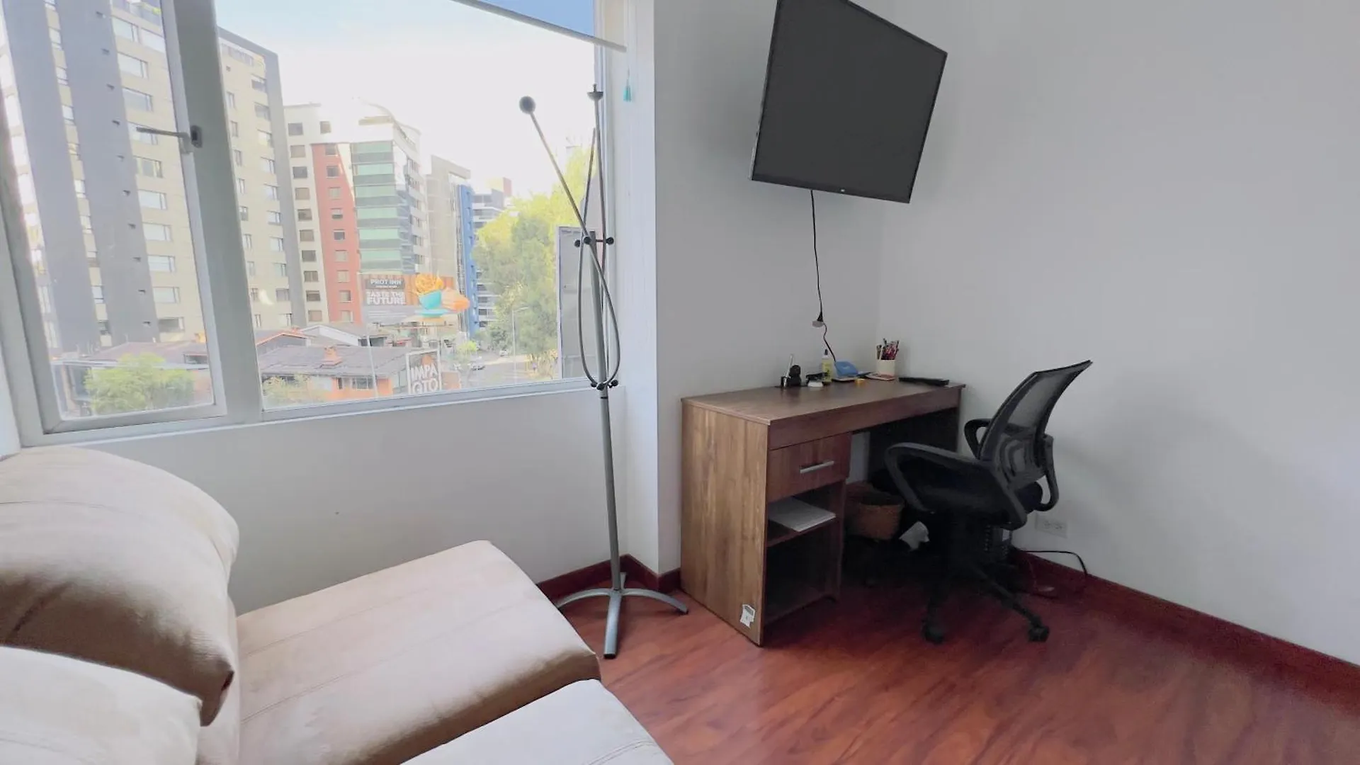 Departamento De Lujo 3 Dormitorios, 5 Camas, 1 Sofa Cama, 11 Personas, Con Terraza Abierta, Wiffi Y Parking Free Quito