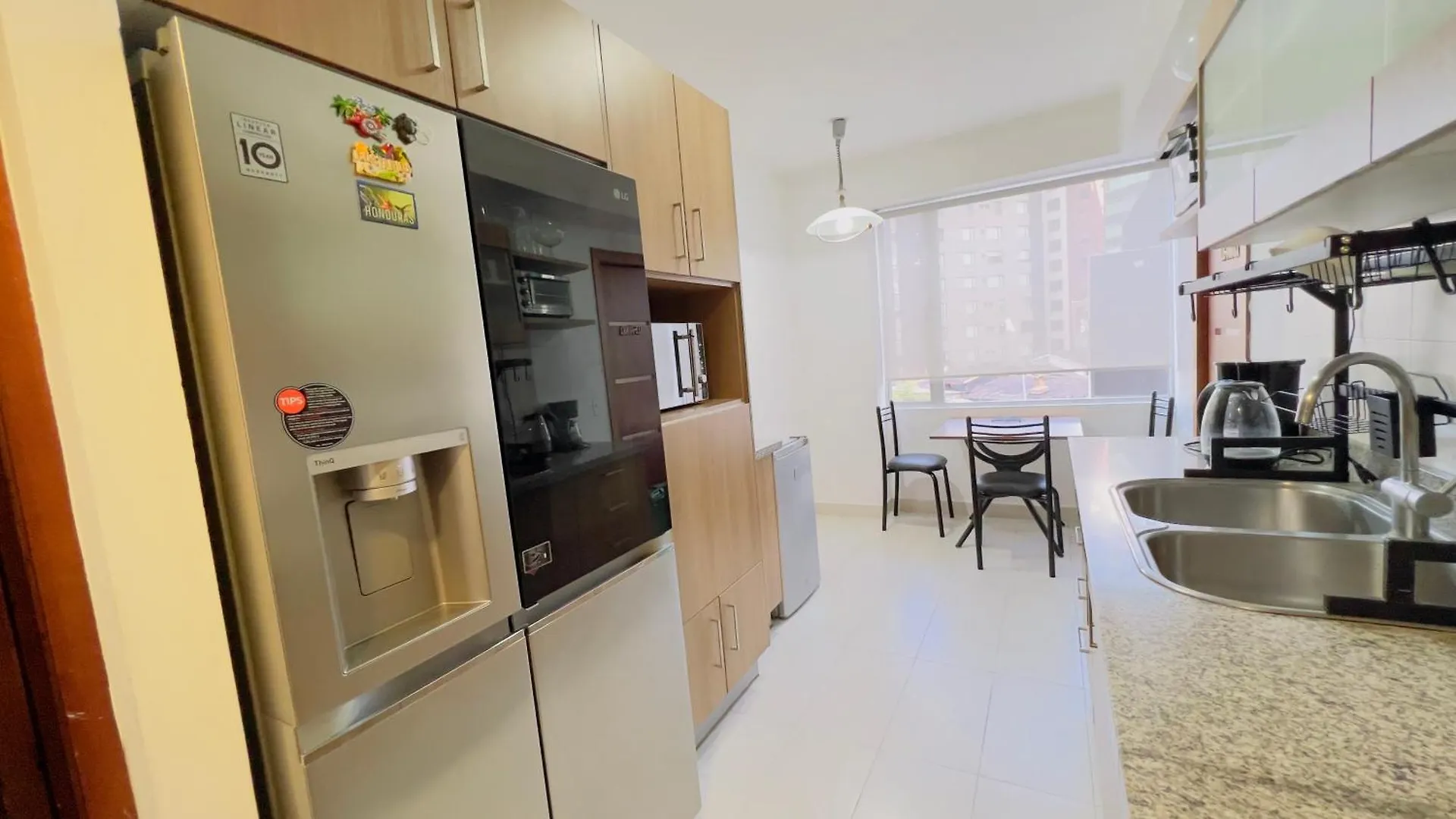 Departamento De Lujo 3 Dormitorios, 5 Camas, 1 Sofa Cama, 11 Personas, Con Terraza Abierta, Wiffi Y Parking Free Quito Apartamento