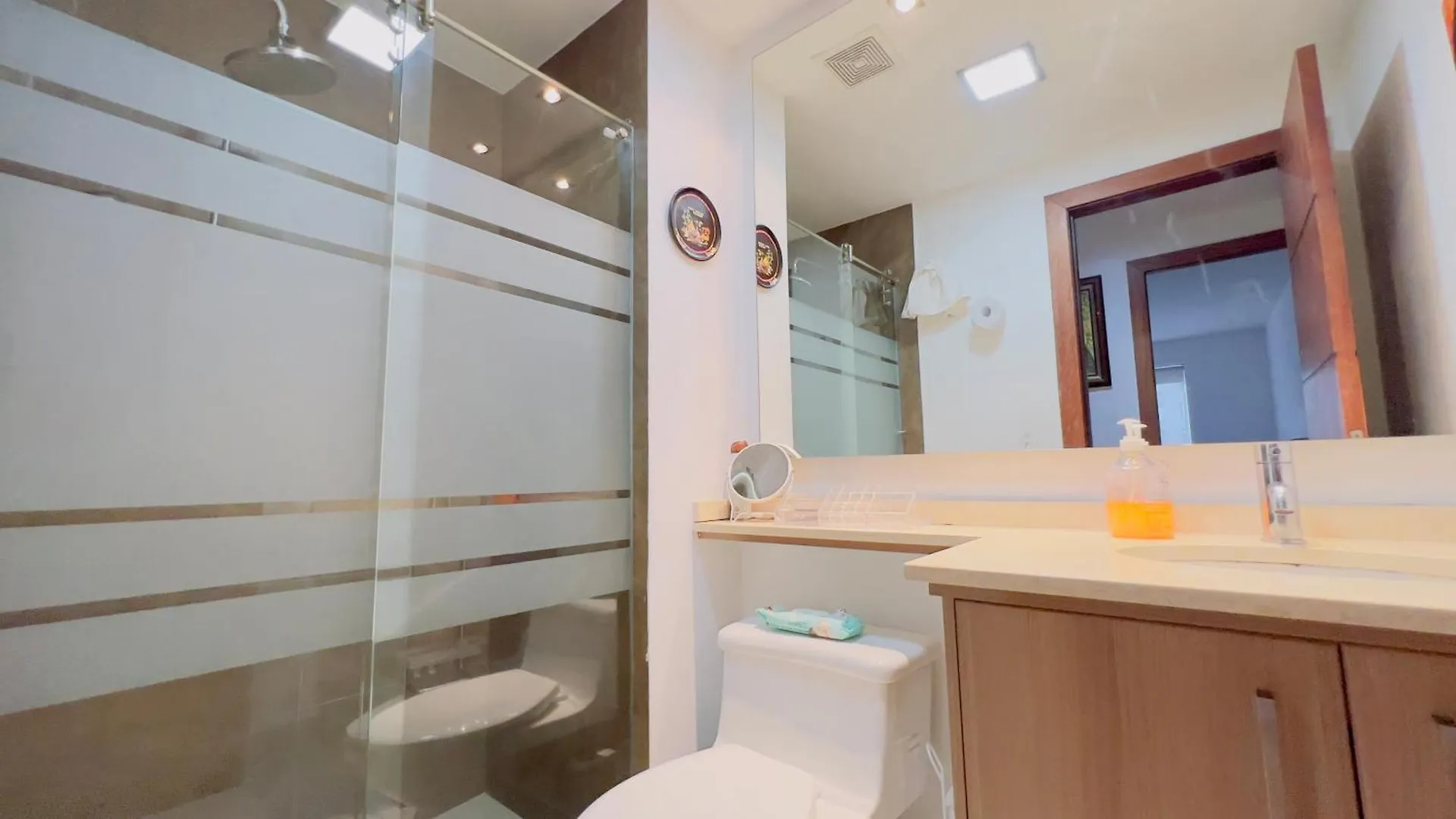 Apartamento Departamento De Lujo 3 Dormitorios, 5 Camas, 1 Sofa Cama, 11 Personas, Con Terraza Abierta, Wiffi Y Parking Free Quito Ecuador
