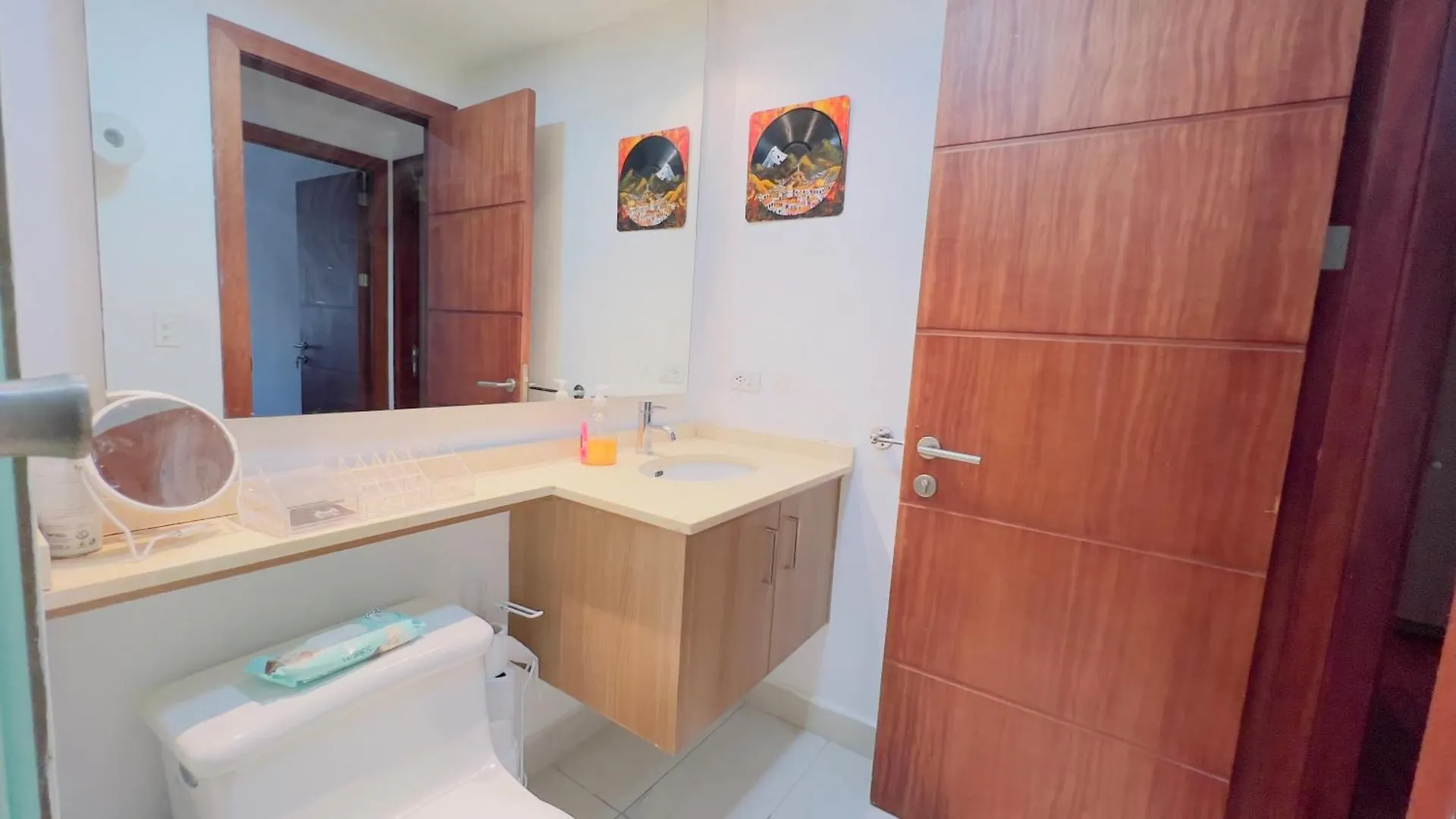 Departamento De Lujo 3 Dormitorios, 5 Camas, 1 Sofa Cama, 11 Personas, Con Terraza Abierta, Wiffi Y Parking Free Quito 0*,  Ecuador