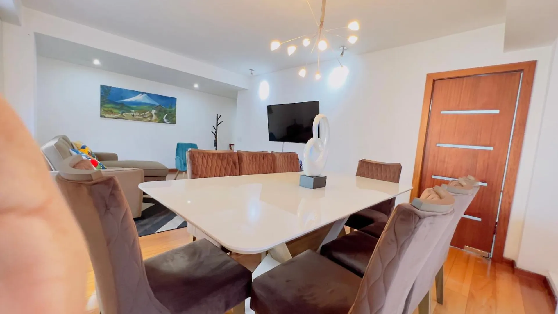 Departamento De Lujo 3 Dormitorios, 5 Camas, 1 Sofa Cama, 11 Personas, Con Terraza Abierta, Wiffi Y Parking Free Quito