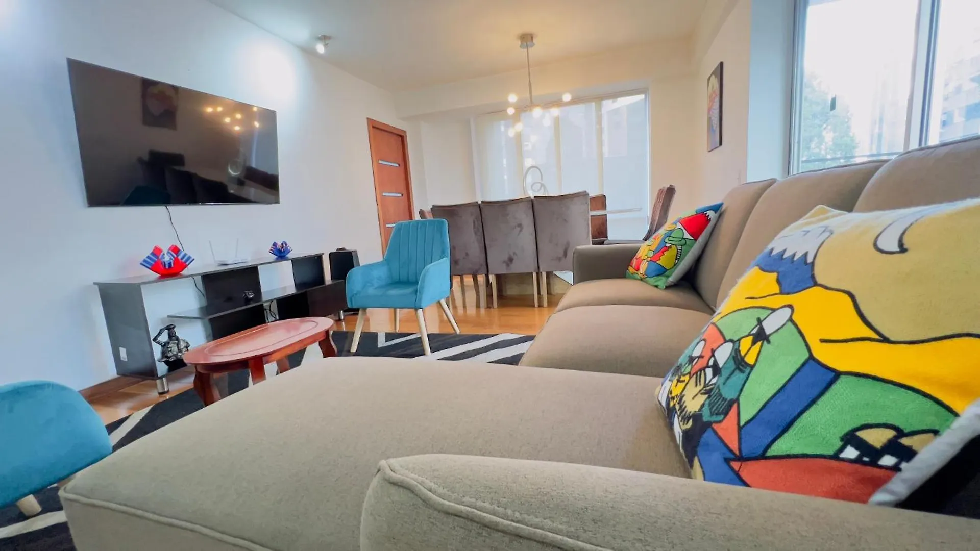 Departamento De Lujo 3 Dormitorios, 5 Camas, 1 Sofa Cama, 11 Personas, Con Terraza Abierta, Wiffi Y Parking Free Quito 0*,