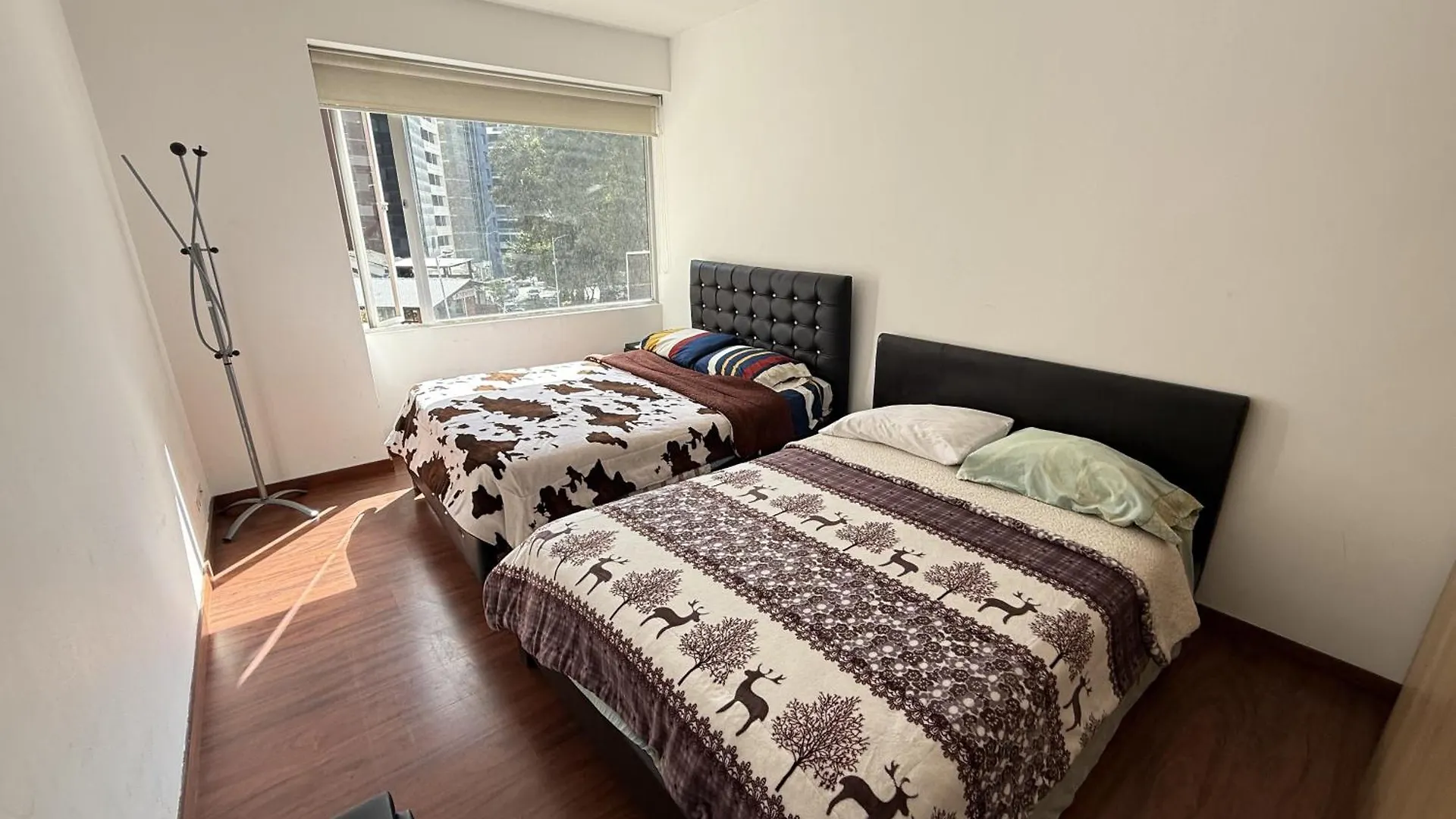 Departamento De Lujo 3 Dormitorios, 5 Camas, 1 Sofa Cama, 11 Personas, Con Terraza Abierta, Wiffi Y Parking Free Quito 0*,  Ecuador