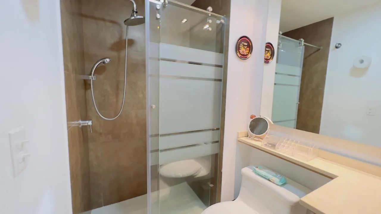 Luxury 3-Bedroom Apartment: Spacious Terrace, Wi-Fi & Free Parking Quito