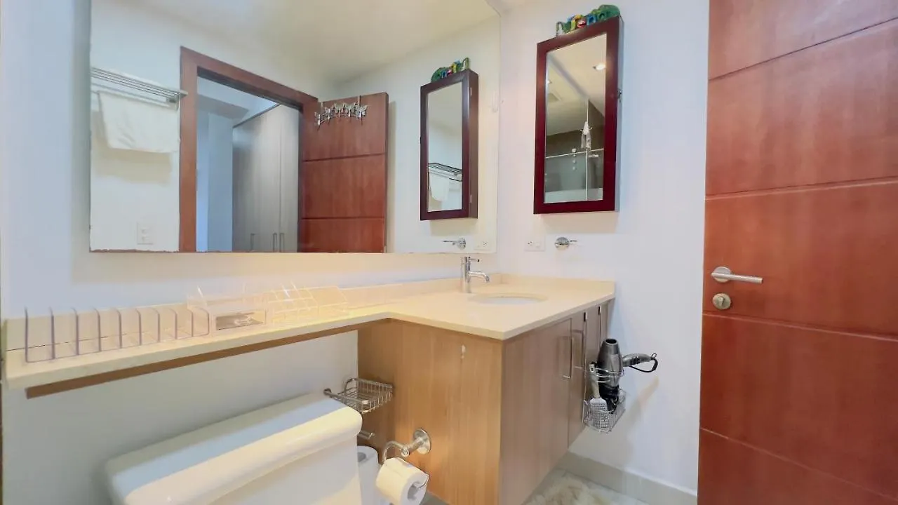 Luxury 3-Bedroom Apartment: Spacious Terrace, Wi-Fi & Free Parking Quito Ecuador