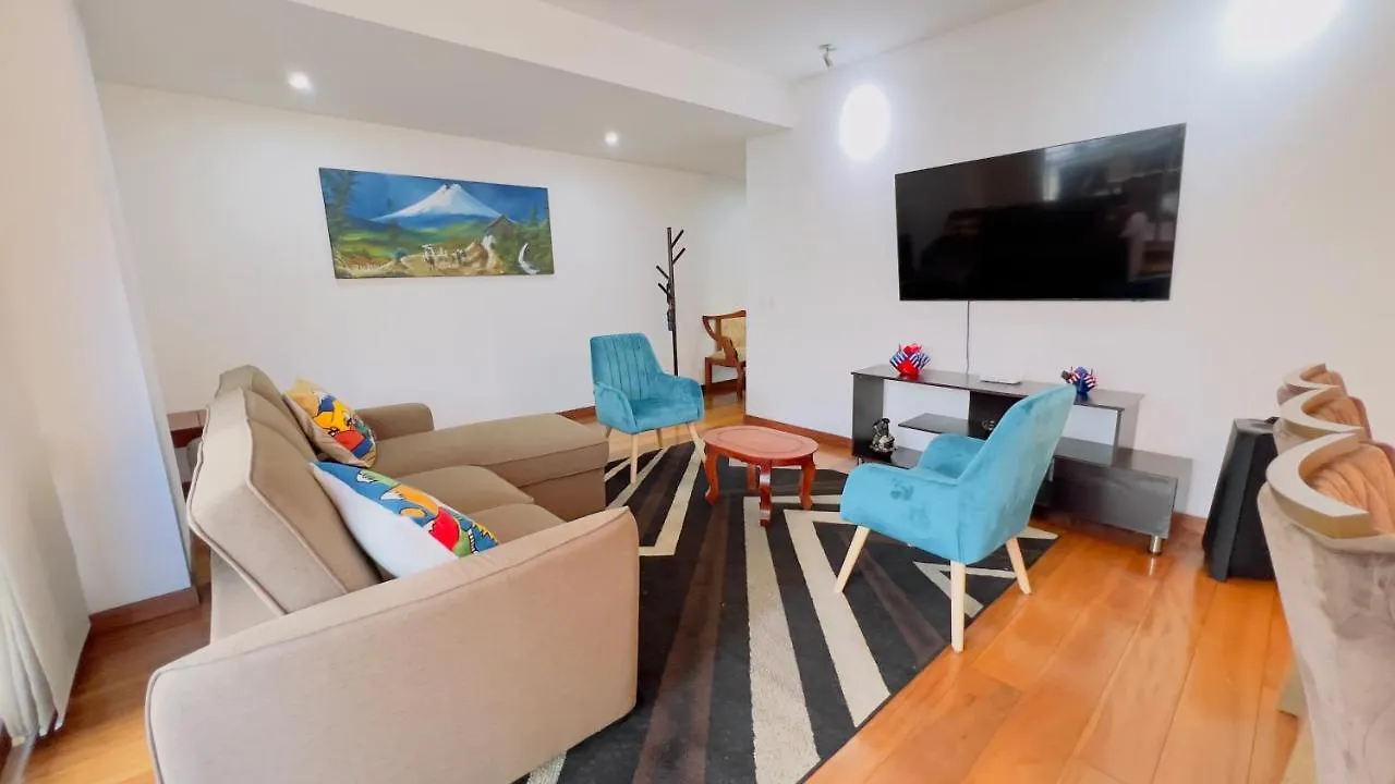 Luxury 3-Bedroom Apartment: Spacious Terrace, Wi-Fi & Free Parking Quito Apartment