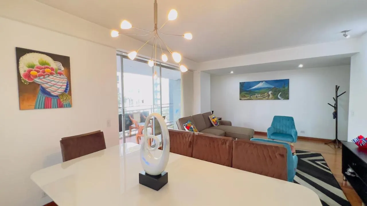 Luxury 3-Bedroom Apartment: Spacious Terrace, Wi-Fi & Free Parking Quito 0*,