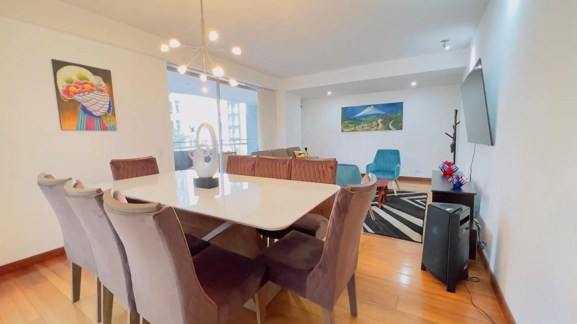 Luxury 3-Bedroom Apartment: Spacious Terrace, Wi-Fi & Free Parking Quito