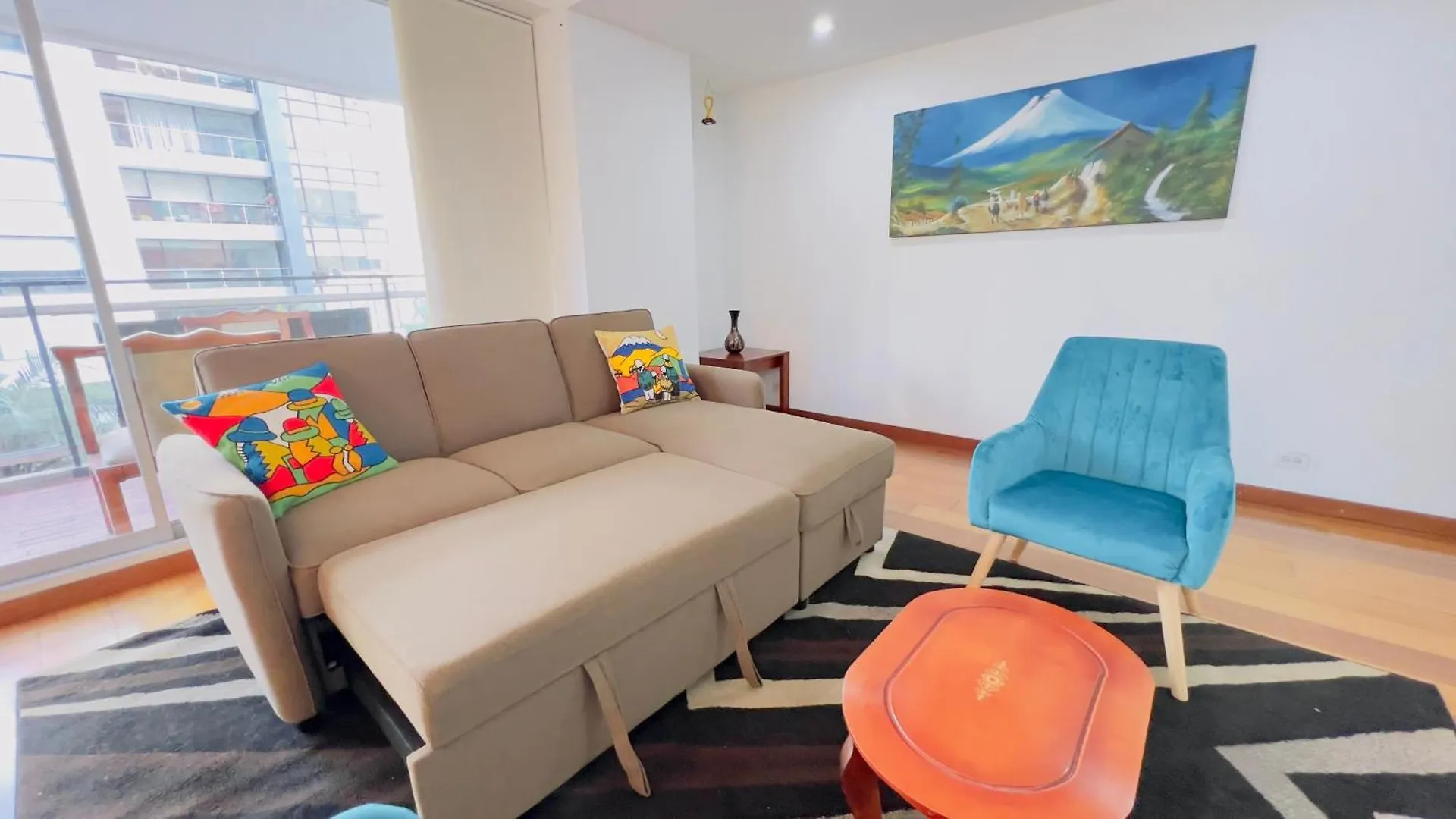 Luxury 3-Bedroom Apartment: Spacious Terrace, Wi-Fi & Free Parking Quito Ecuador