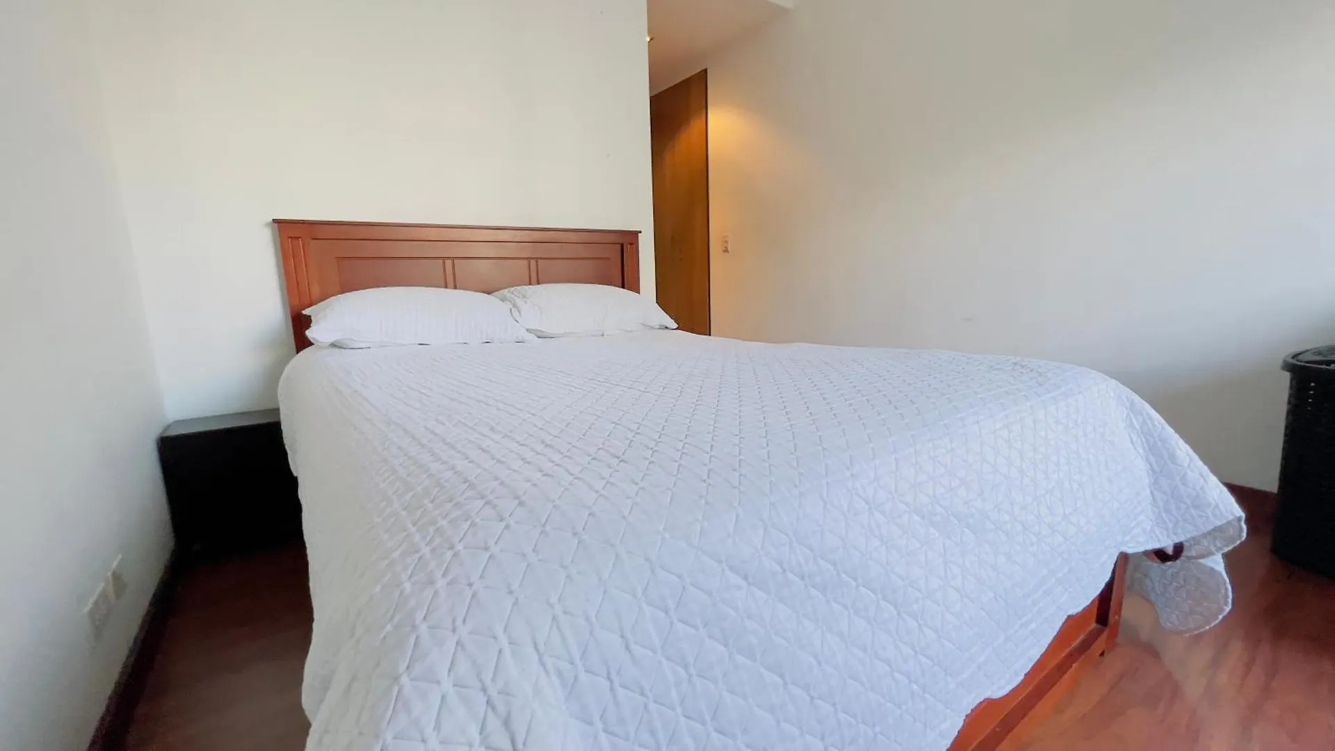Luxury 3-Bedroom Apartment: Spacious Terrace, Wi-Fi & Free Parking Quito Apartment