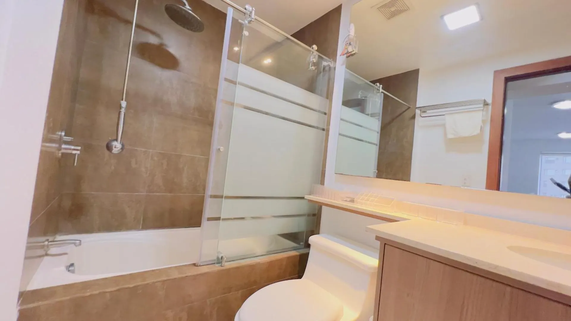 Luxury 3-Bedroom Apartment: Spacious Terrace, Wi-Fi & Free Parking Quito Apartment