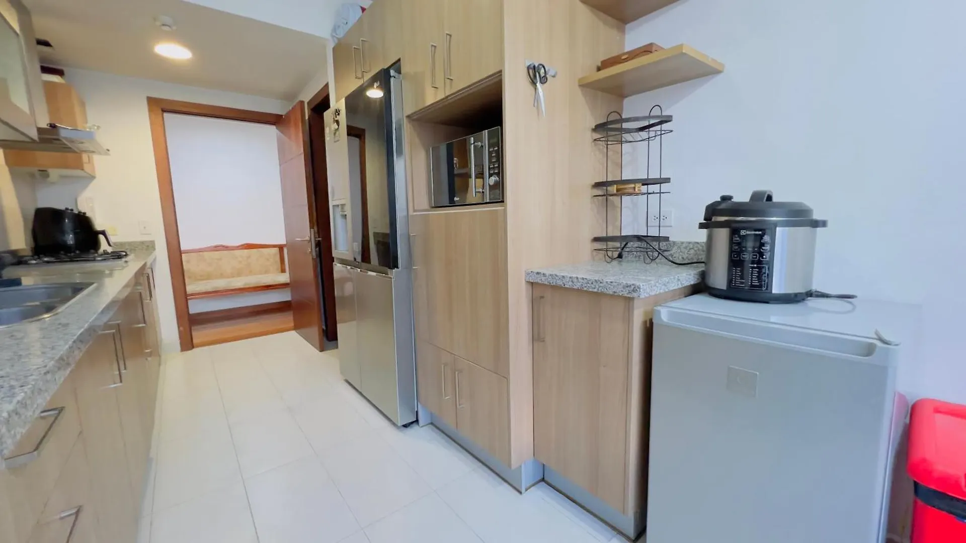 Luxury 3-Bedroom Apartment: Spacious Terrace, Wi-Fi & Free Parking Quito