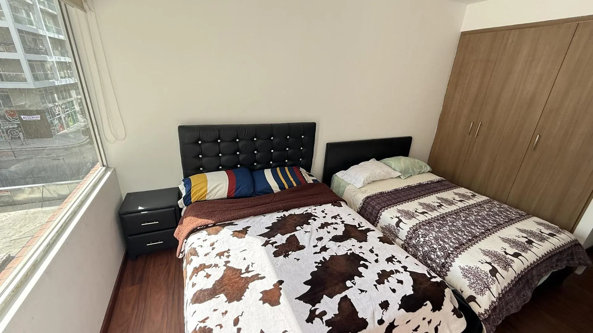 Luxury 3-Bedroom Apartment: Spacious Terrace, Wi-Fi & Free Parking Quito Ecuador